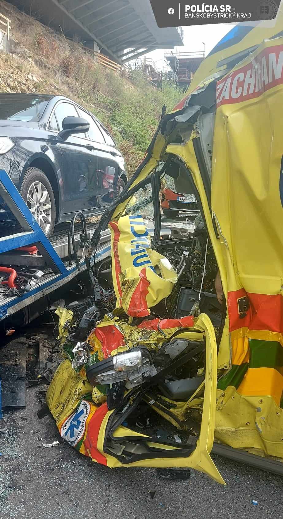 Pri obci Píla sa zrazila sanitka s odťahovkou.