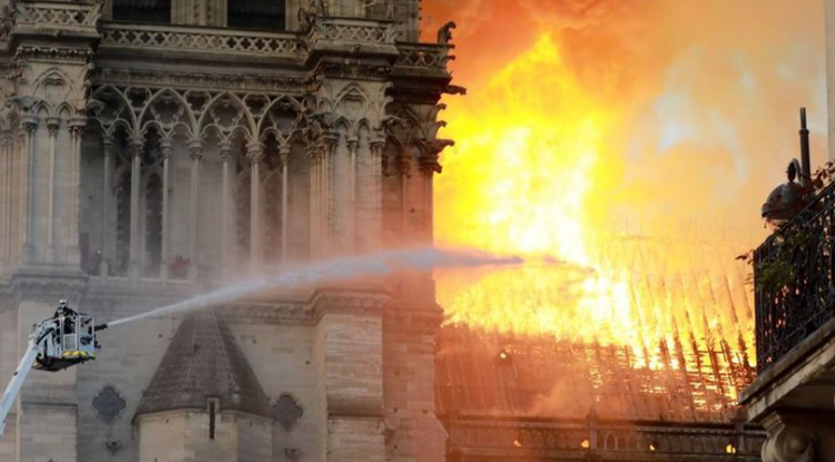 Így égett a Notre-Dame.