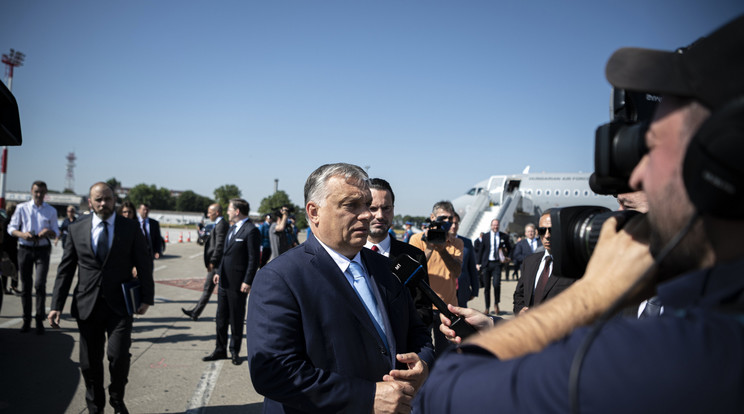 Orbán Viktor kormányfő nyilatkozott a közmédiának a belgrádi repülőtéren /MTI/Miniszterelnöki Sajtóiroda/Benko Vivien Cher