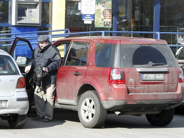 Wielki polski aktor jeździ brudnym samochodem