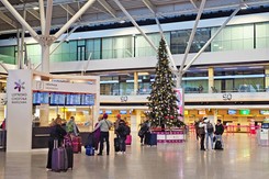 Opóźnione, odwołane loty i pociągi. Zimowa pogoda daje się pasażerom mocno we znaki