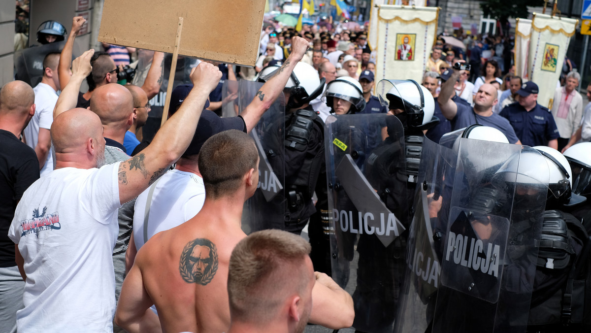 Do incydentu doszło podczas procesji grekokatolików i prawosławnych upamiętniających ukraińskich bohaterów wojennych w Przemyślu. Policja postawiła zarzuty naruszenia prawa do publicznego wykonywania kultu religijnego.
