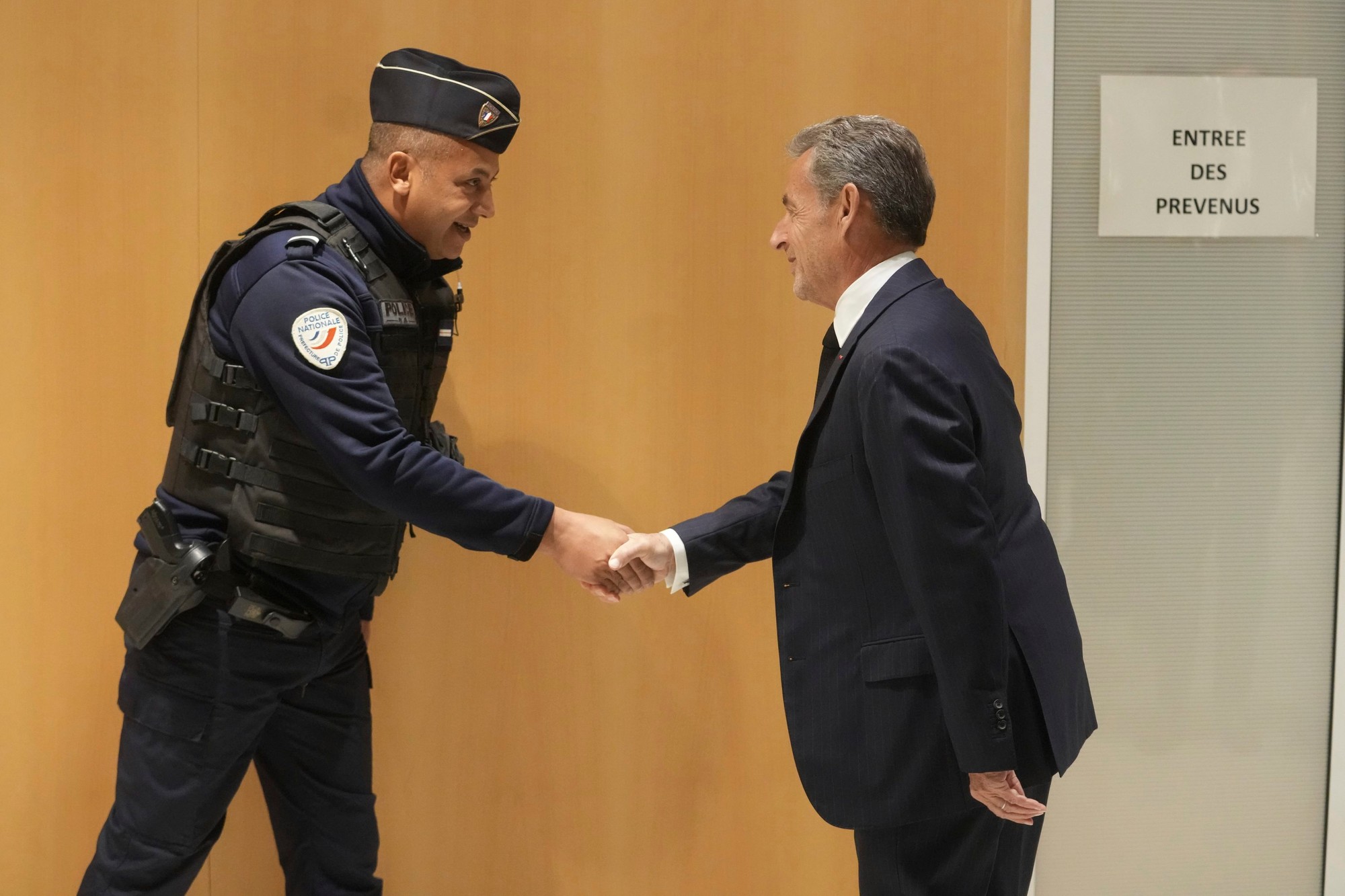 Bývalý francúzsky prezident Nicolas Sarkozy prichádza do súdnej siene.