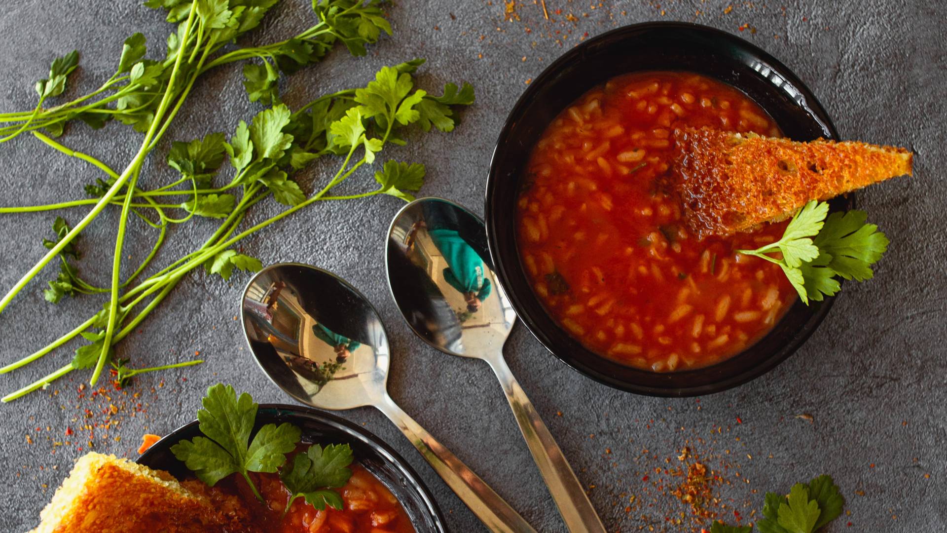 Nie ma pyszniejszego i bardziej sycącego dania. Na czym polega sekret zupy z czerwonej soczewicy?