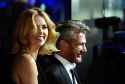 Sean Penn i Charlize Theron zakochani na premierze "The Gunman: Odkupienie" [ZDJĘCIA]