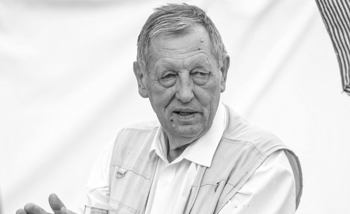 Dziś przed południem odszedł pan prof. Jan Szyszko, naukowiec i polityk ale przede wszystkim dobry i życzliwy Człowiek, pasjonat przyrody, którego darzyłem wielką sympatią i szacunkiem - poinformował w środę na Twitterze prezydent Andrzej Duda. Jan Szyszko miał 75 lat.