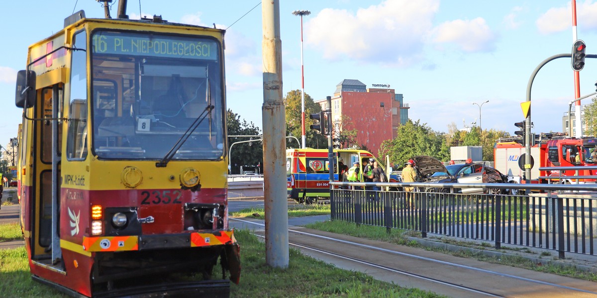 Wypadek na skrzyżowaniu ul. Żeromskiego i Mickiewicza w Łodzi.