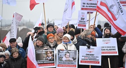 Na proteście w stolicy część ludzi dostała gotowe transparenty. Co za hasła!