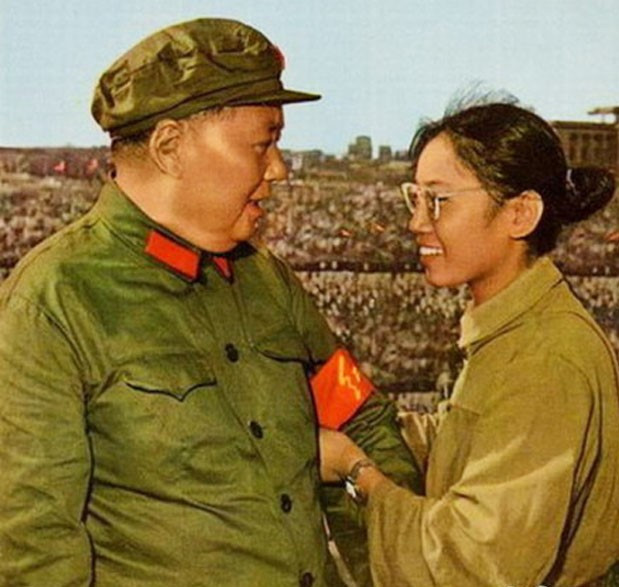 Song Binbin zakłada Mao Zedongowi swoją opaskę z napisem "Czerwonogwardzista" 