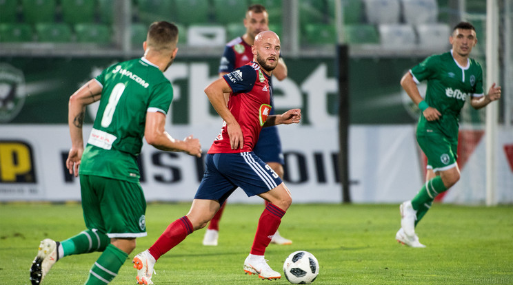 Varga (labdával) és a 
Vidi az első 
meccsen 
0-0-s döntetlent ért el 
idegenben /Fotó: molvidi.hu