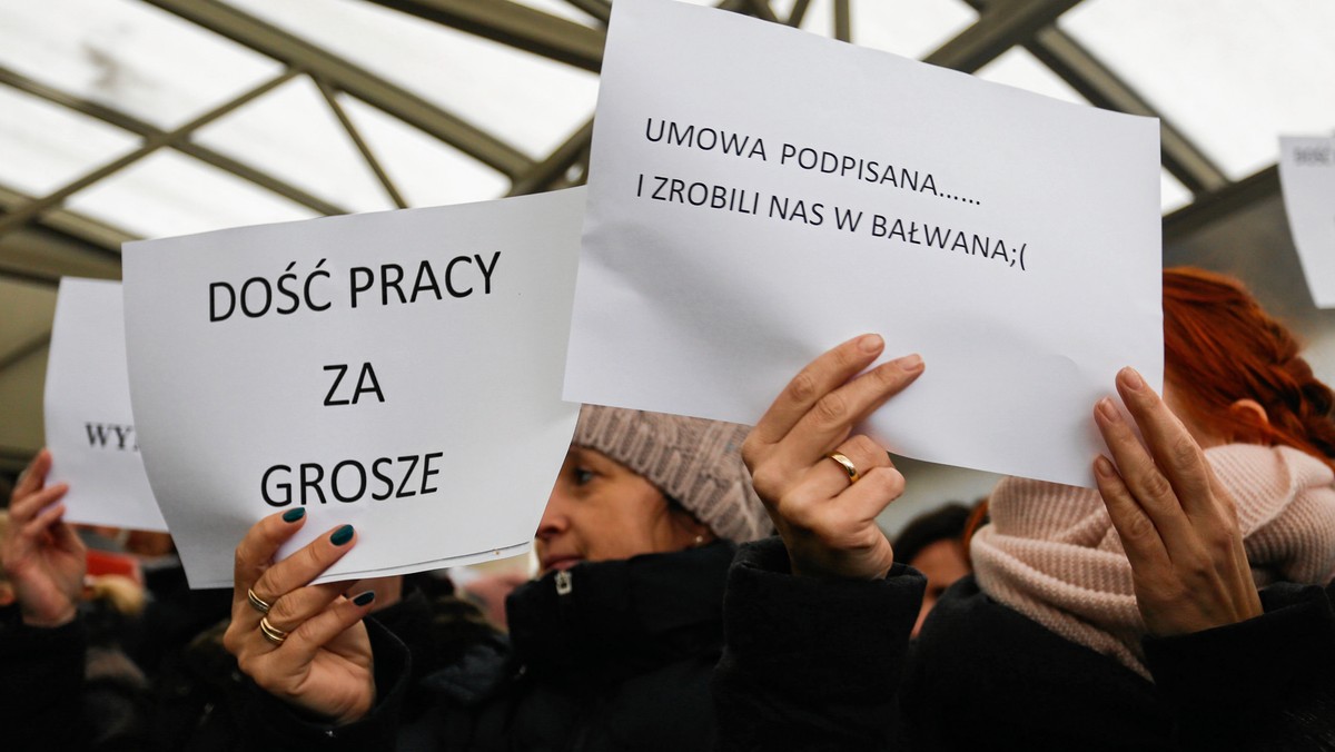 Kilkudziesięciu pracowników protestowało dziś w południe przed siedzibą Prokuratury Okręgowej w Krakowie, domagając się podwyżek. To dość rozpaczliwe zademonstrowanie społeczeństwu sytuacji - podkreślił Tomasz Korniak ze Związku Zawodowego Prokuratorów i Pracowników Prokuratury.