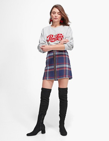 Térd fölé érő csizma STRADIVARIUS 6995 Ft- stradivarius.com