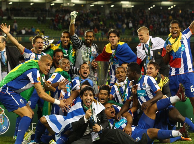 Piłkarze FC Porto z trofeum Ligi Europejskiej