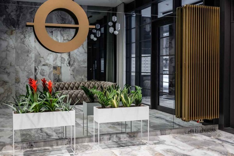 Design wnętrz cechuje wysoki standard wykończenia i różnorodność stylów. W jednym miejscu motywem przewodnim jest historyczne dziedzictwo terenu, w innym architekci proponują klasyczną elegancję z namiastką surrealizmu.