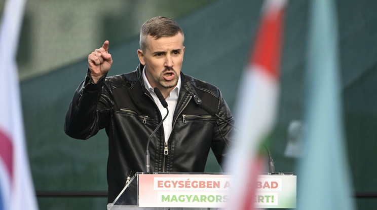 Jakab Péter, a Jobbik elnöke Stop benzináremelés! címmel indított petíciót / Fotó: MTI/Szigetváry Zsolt