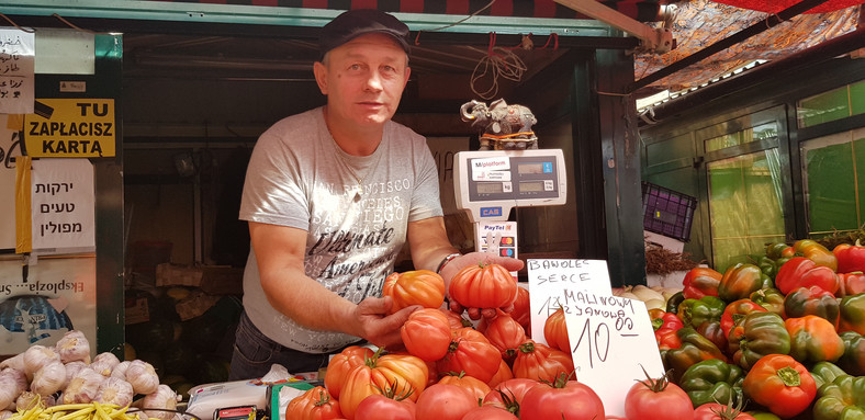 - Warzywa i owoce drożeją, a winne są susza i tropikalne upały - mówi Jacek Bechcicki, jeden ze sprzedawców na targowisku przy Hali Mirowskiej