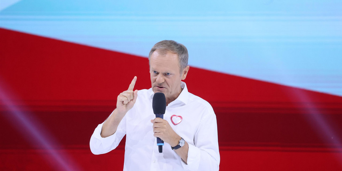 Podczas konwencji wyborczej w Tarnowie we wrześniu 2023 r., Donald Tusk przedstawił listę 100 konkretów. To wtedy padła zapowiedź, że zostaną zrealizowane w 100 dni rządu. 