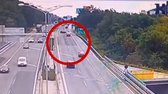 Auto 37-ročného vodiča na diaľnici D2 v Bratislave krátko pred prerazením zvodidiel