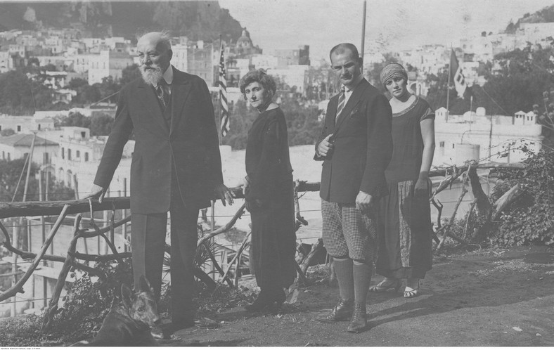 Jan Styka z żoną i córką na Capri. Obok siostrzeniec artysty artysta malarz Józef Chlebus