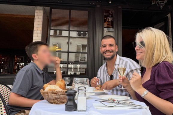 (FOTO) "NAJMOJI!" Anđelka Prpić sa mužem i sinom u Parizu, otišli i u Diznilend: Glumica ne skida osmeh, uživaju u hrani i piću - stavila i Mini Maus rajf sa ušima