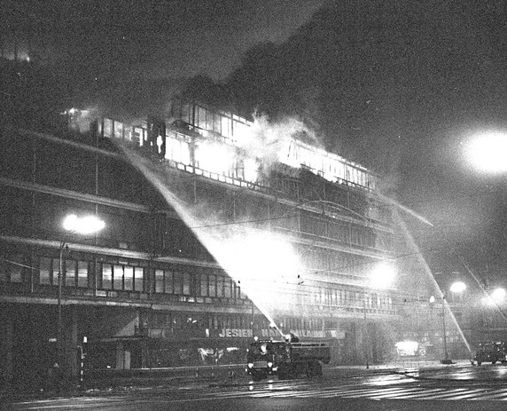 Akcja gaszenia pożaru Centralnego Domu Towarowego. Źródło: NAC - Narodowe Archiwum Cyfrowe www.nac.gov.pl/ 