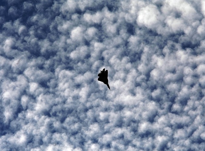 Niewidzialny rosyjski mysliwiec Suchoj T-50 podczas pierwszego dnia pokazów na lotnisku Żukowski