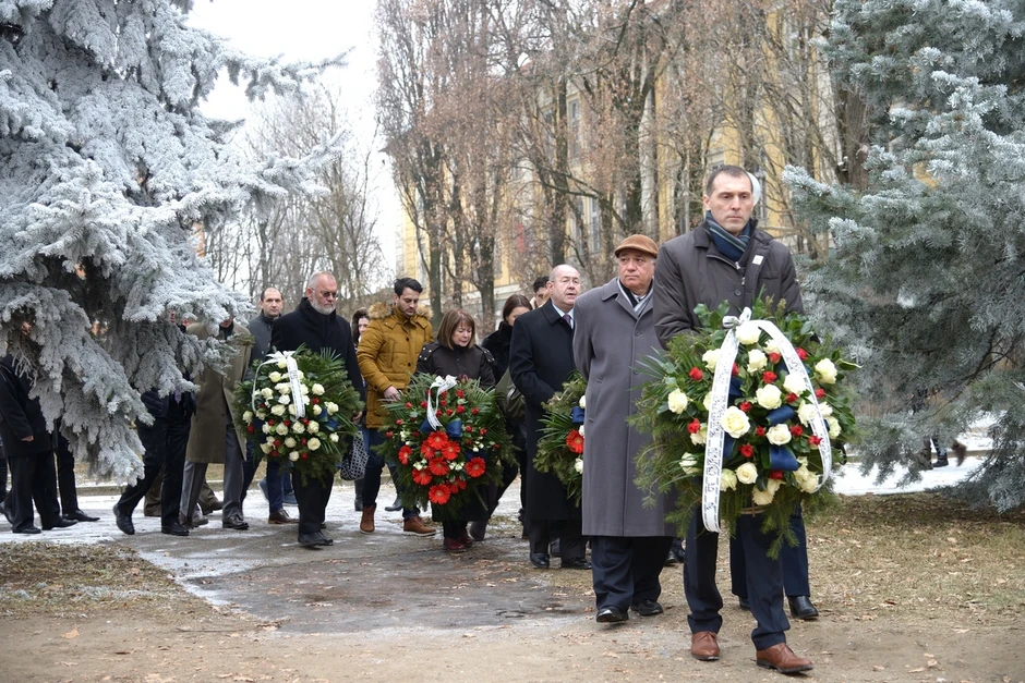 Polaganje venaca na spomenik internircima