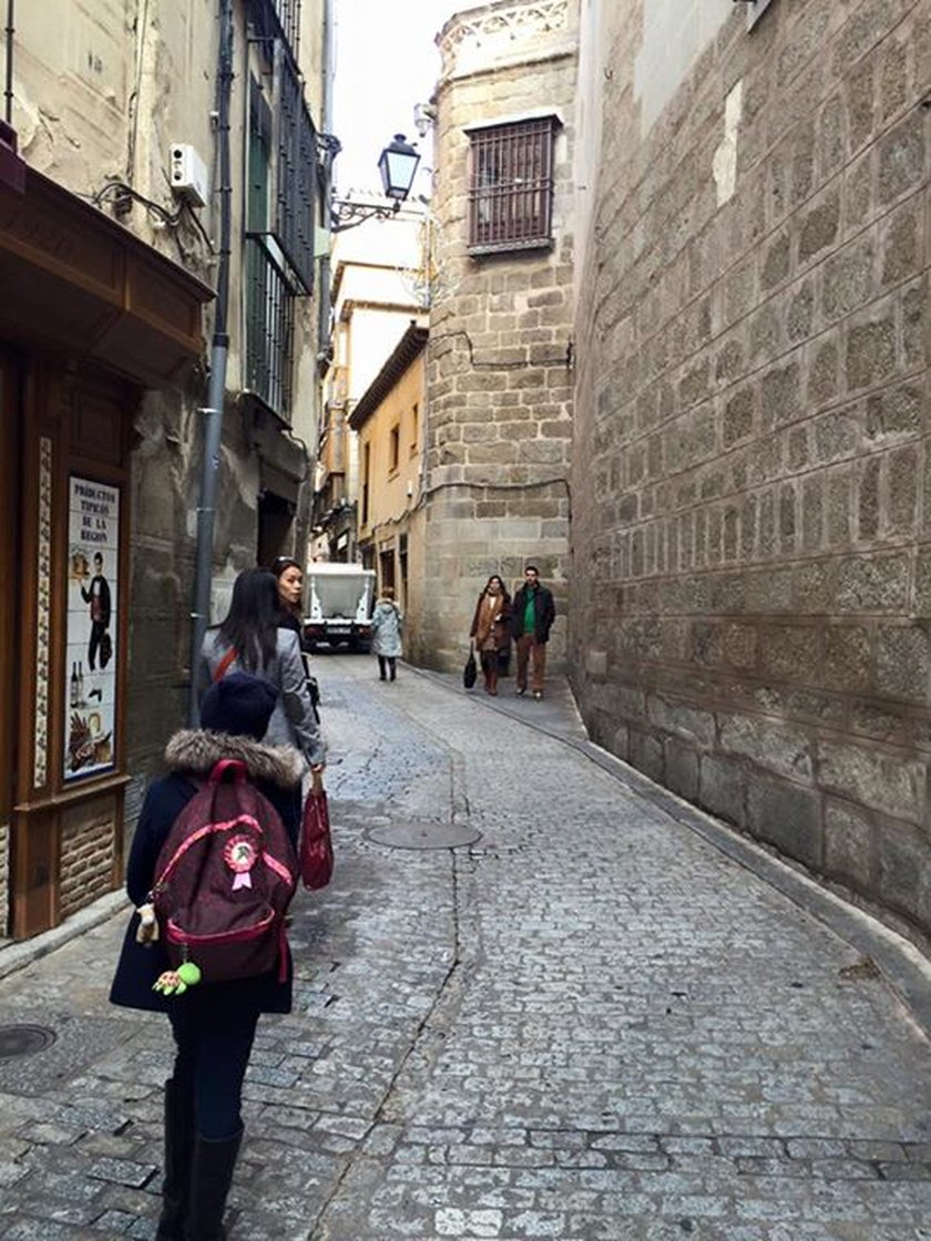 Córka Magdaleny Ogórek na jednej z wąskich hiszpańskich uliczek