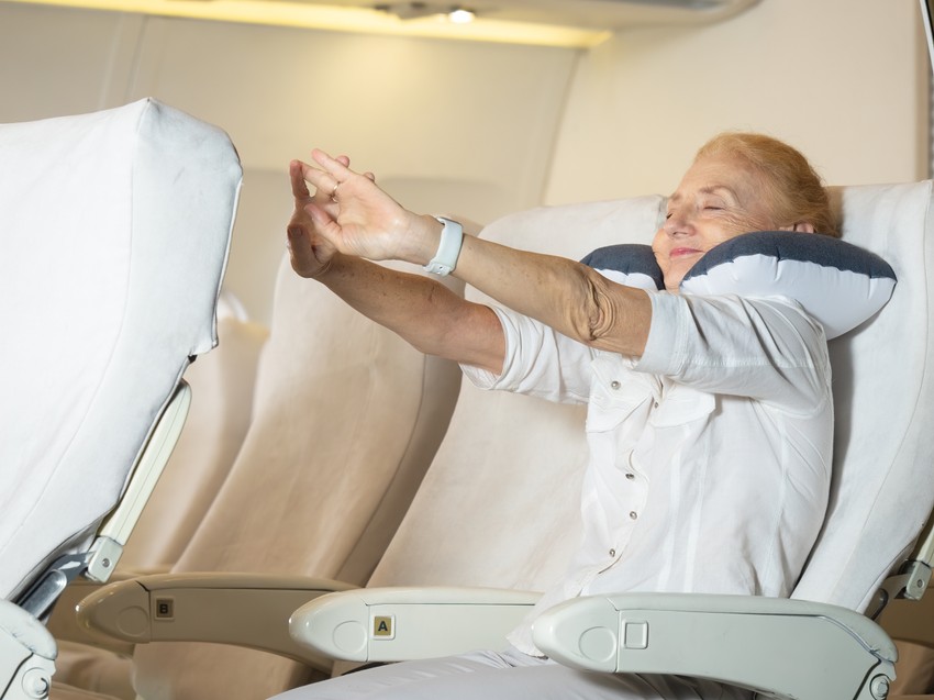 Vežbe istezanja u avionu