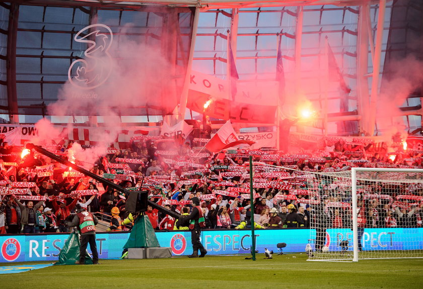 UEFA szykuje karę dla polskiej federacji za odpalenie rac na meczu z Irlandią!