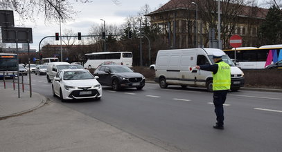 Potrącenie policjanta w  Poddębicach. Sprawca uciekł z miejsca wypadku