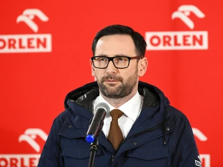 Prezes zarządu PKN Orlen Daniel Obajtek podczas konferencji prasowej w Jedliczu dotyczącej realizowanych działań związanych z zapobieganiem rozprzestrzeniania się koronawirusa 