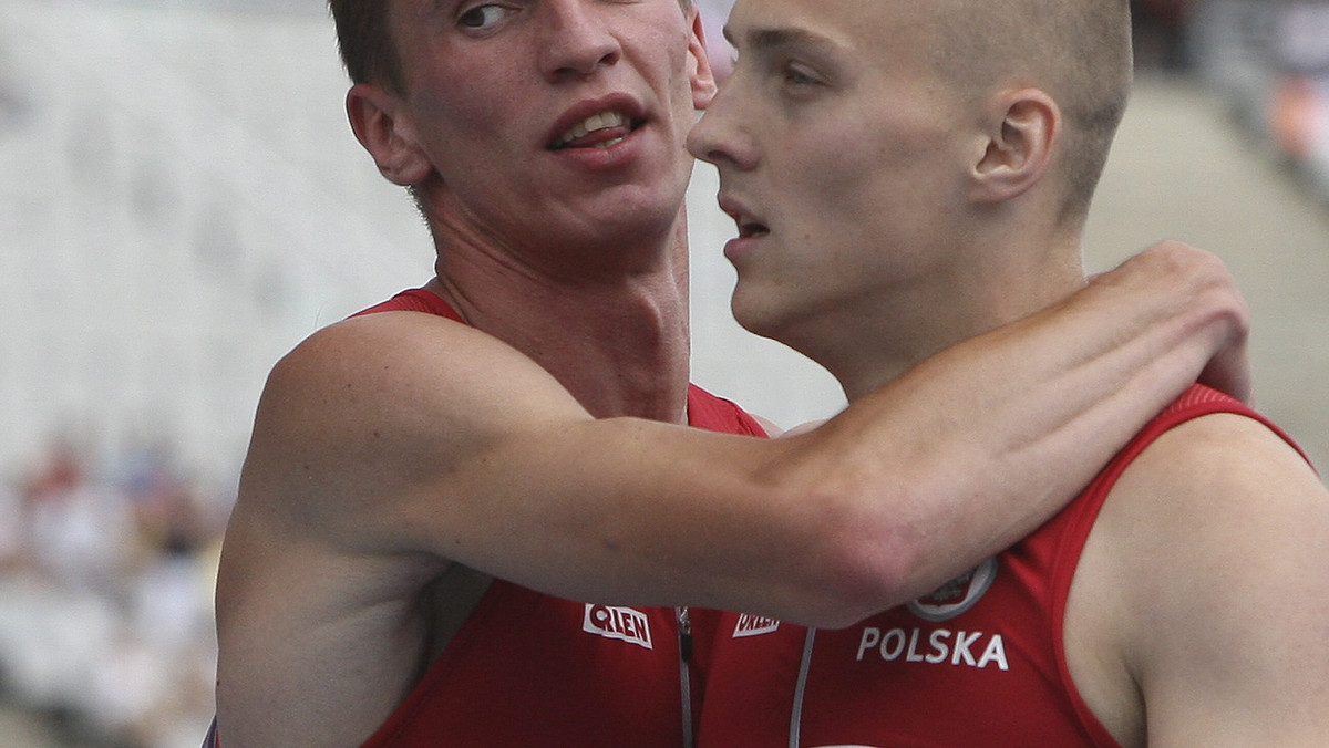 Polska sztafeta 4x400 metrów z piątym rezultatem eliminacji - 3.04,51 sek. - awansowała do niedzielnego finału na mistrzostwach Europy w lekkiej atletyce, odbywających się w Barcelonie.
