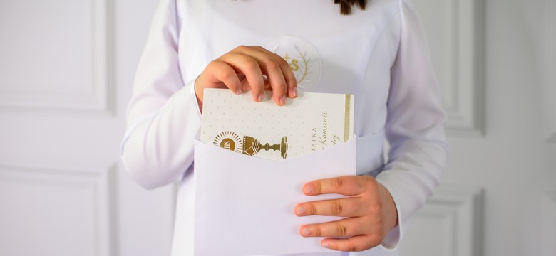 Komunia 2025. Ile trzeba zapłacić za talerzyk? Ile pieniędzy włożyć do koperty?