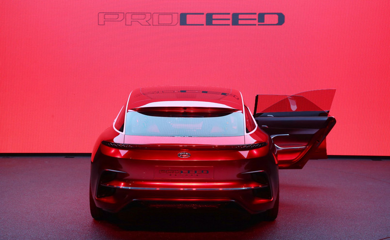Kia Proceed Concept - szyby w drzwiach są pozbawione ramek niczym w rasowych sportowych autach
