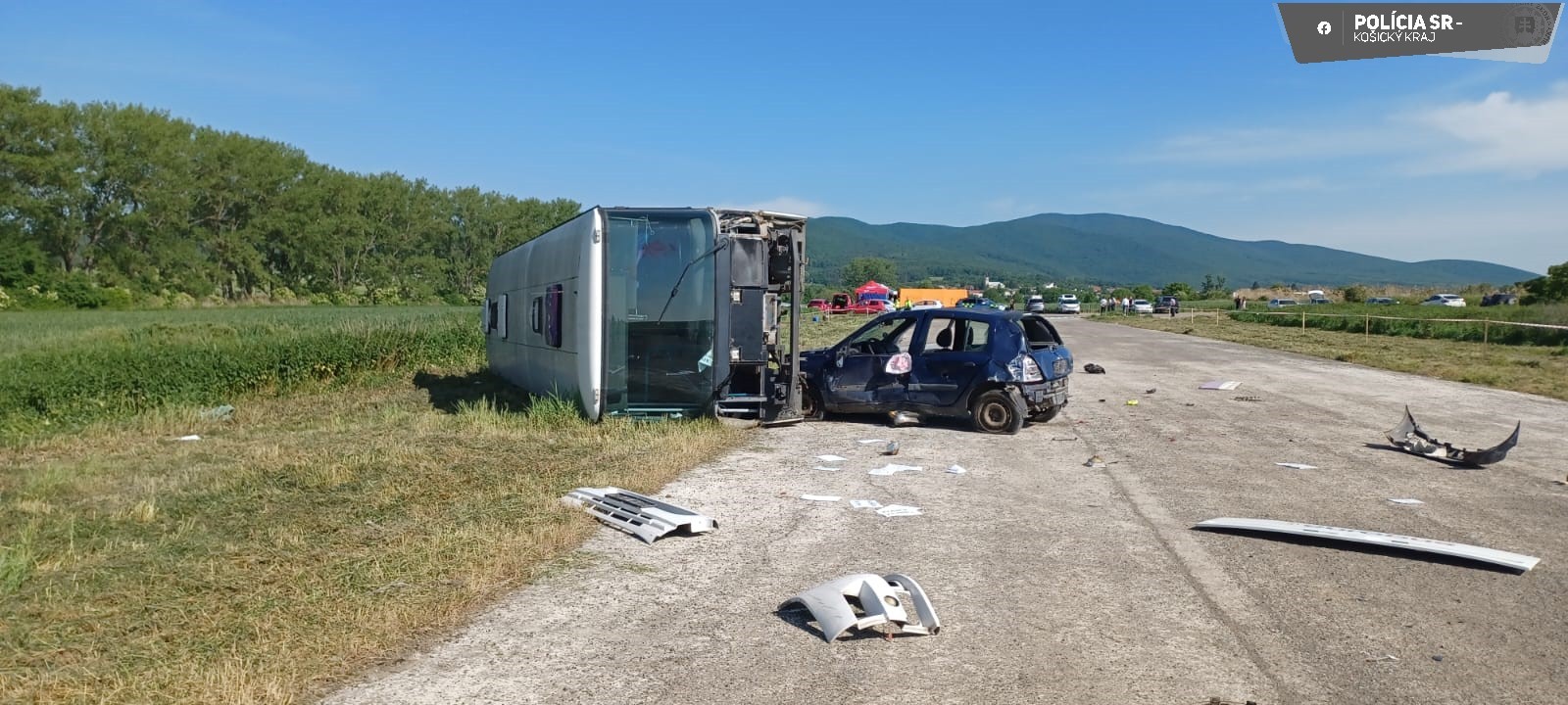 Pred obcou Zemplínska Teplica došlo k zrážke medzi autobusom medzimestskej dopravy a osobným motorovým vozidlom.