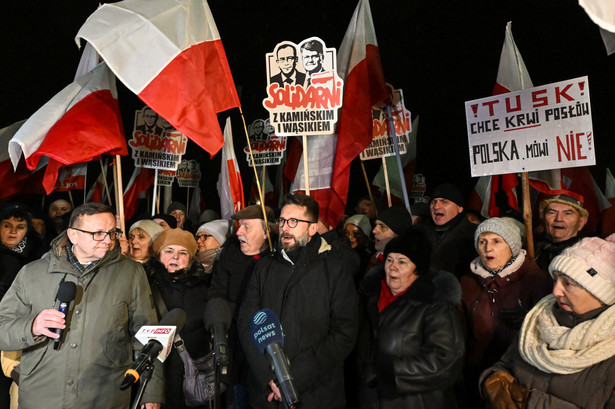 Manifestacja przed Aresztem Śledczym w Radomiu, gdzie przebywa były szef MSWiA Mariusz Kamiński