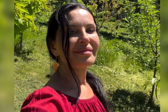 (VIDEO) ELENA KARIĆ SREĐUJE DVORIŠTE U KRATKOJ HALJINI, NOGE ZA DESETKU Živi u luksuznoj kući u šumi, ima prostranu baštu koju sama održava