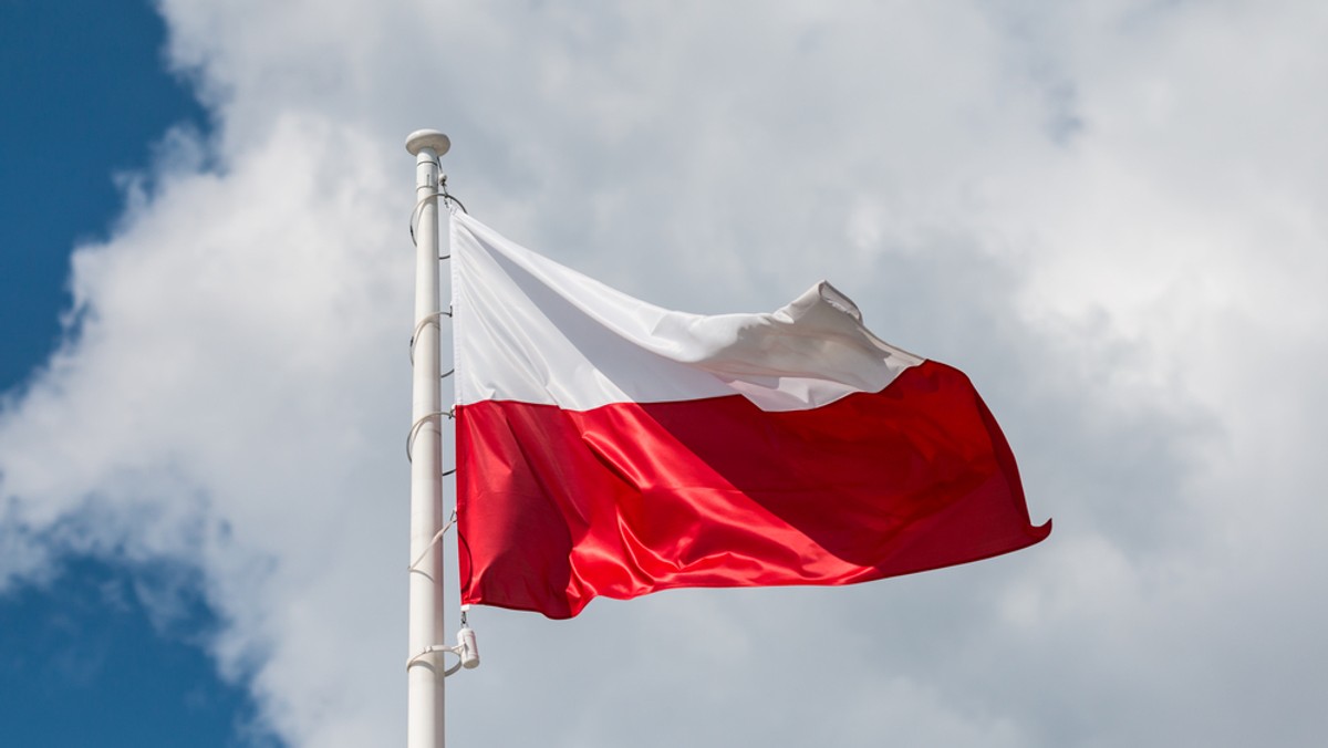 Wątpliwości ws. zamówienia 41 tys. polskich flag. Kancelaria premiera tłumaczy