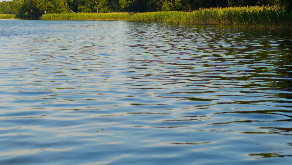 Jezioro Wałpusz. Znaleziono dryfującą łódź ze zmarłym