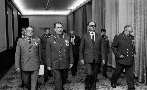 Warszawa, 1.09.1987 r. Delegacja radzieckiego ministerstwa obrony z wizytą w Warszawie Od lewej minister obrony narodowej gen. Florian Siwicki, minister obrony ZSRR marsz. Dmitrij Jazow, I sekretarz KC PZPR Wojciech Jaruzelski