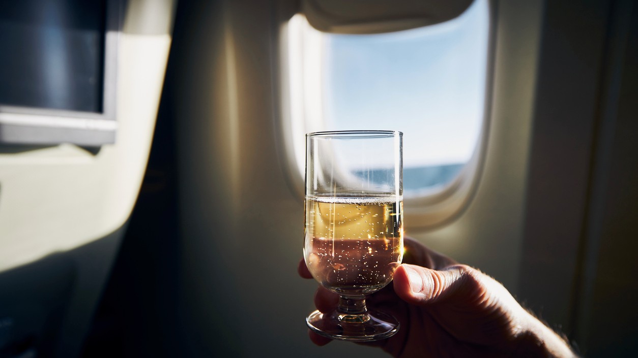 Mnohí cestujúci si let radi spríjemnia pohárom alkoholu.