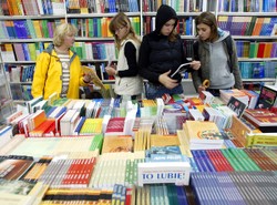 Tani podręcznik ląduje w koszu