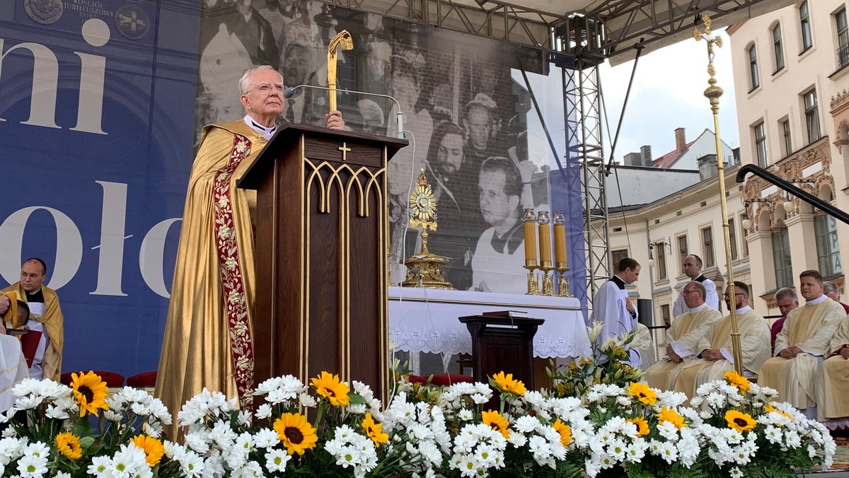 Abp Jędraszewski uderzył w opozycję. "Proponują prawdziwy gest Piłata"