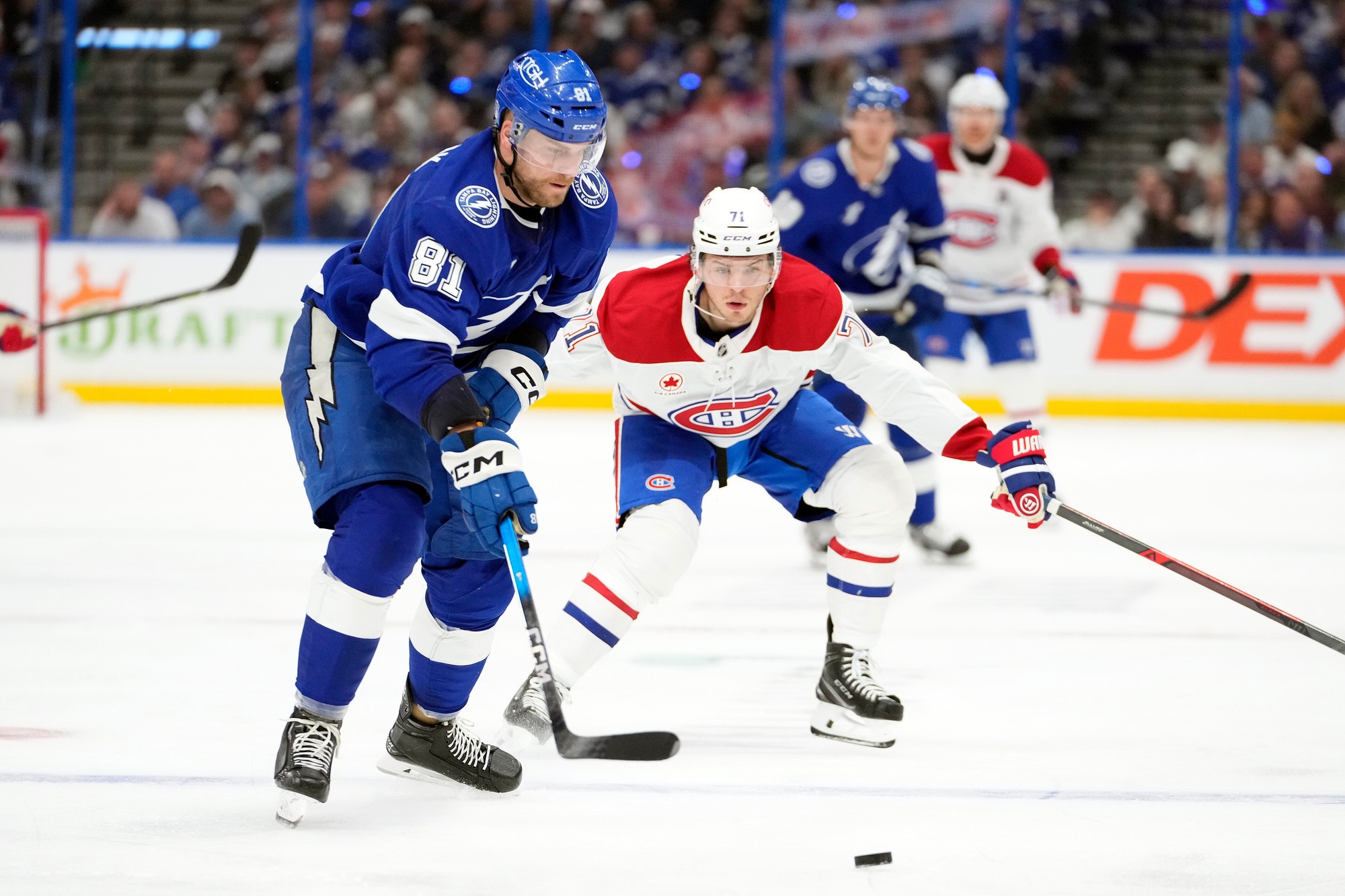 Erik Černák (Tampa Bay Lightning) a Jake Evans (Montreal Canadiens).
