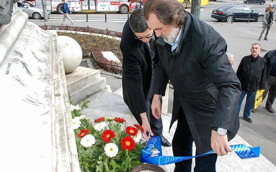 Predsednik SPO Vuk Drašković položio je danas vence kraj spomenika Knezu Mihailu povodom godišnjice 9. marta