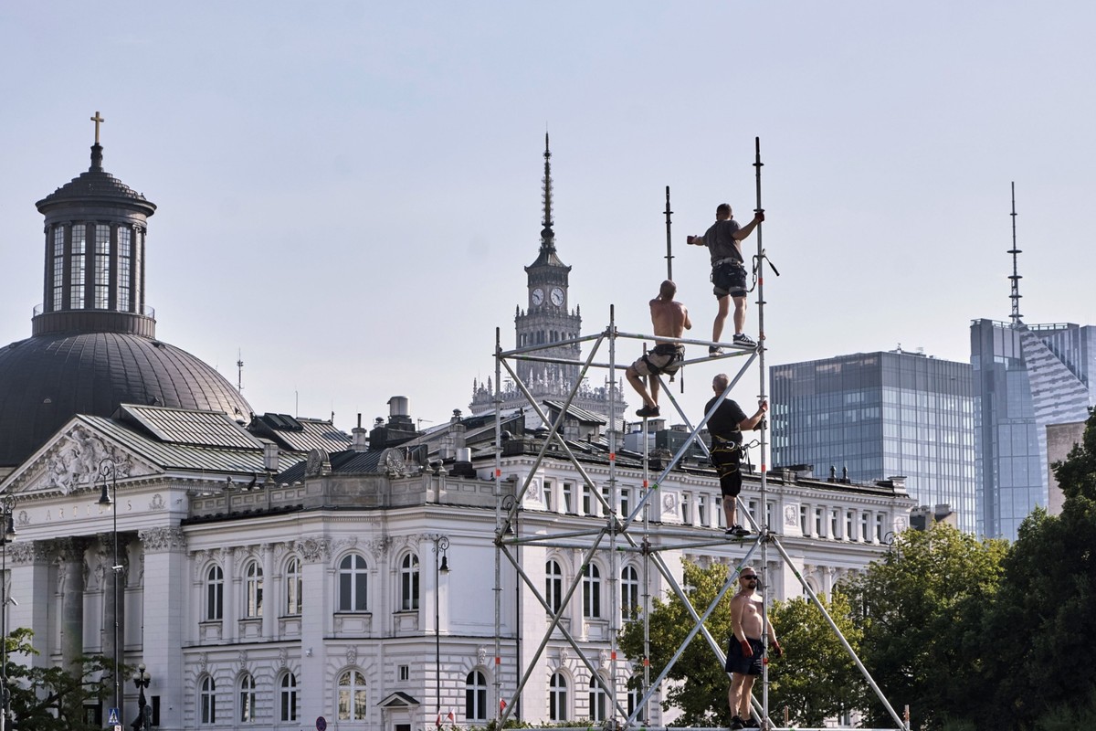 "Polscy projektanci, inżynierowie i architekci, którym powierzono odbudowę miasta, stanęli przed herkulesowym - i pod wieloma względami zupełnie bezprecedensowym - zadaniem."