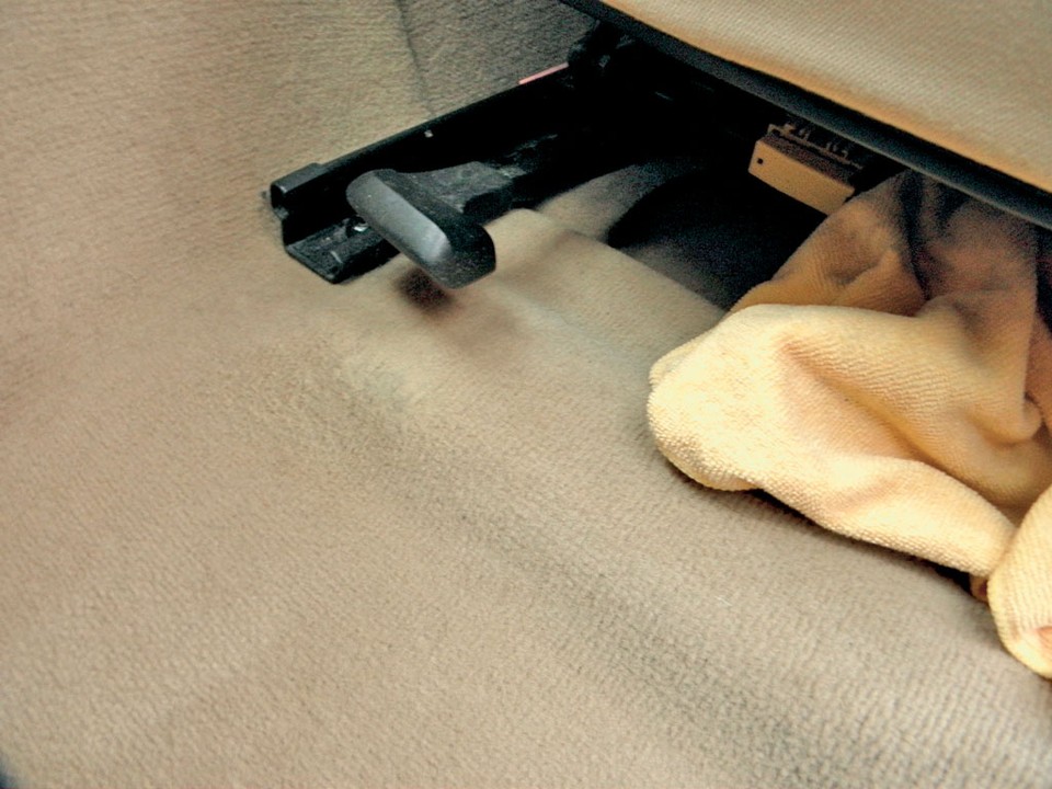 Повреждение обивки / облицовки - также можно отремонтировать