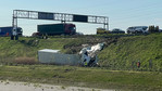 Miejsce wypadku z udziałem samochodu ciężarowego oraz dwóch aut osobowych na autostradzie A4 w Gliwicach.