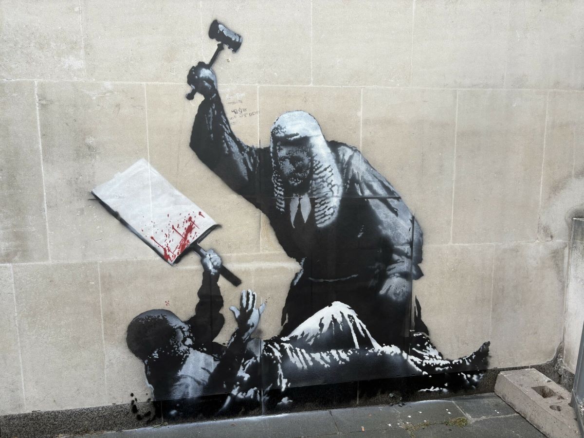 Na budynku sądu w Londynie pojawił się nowy mural Banksy’ego